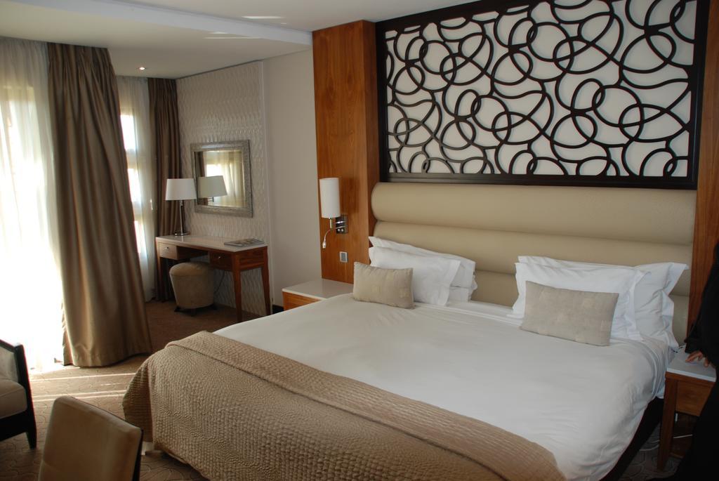 Royal Marang Hotel Phokeng Oda fotoğraf A bedroom in the hotel