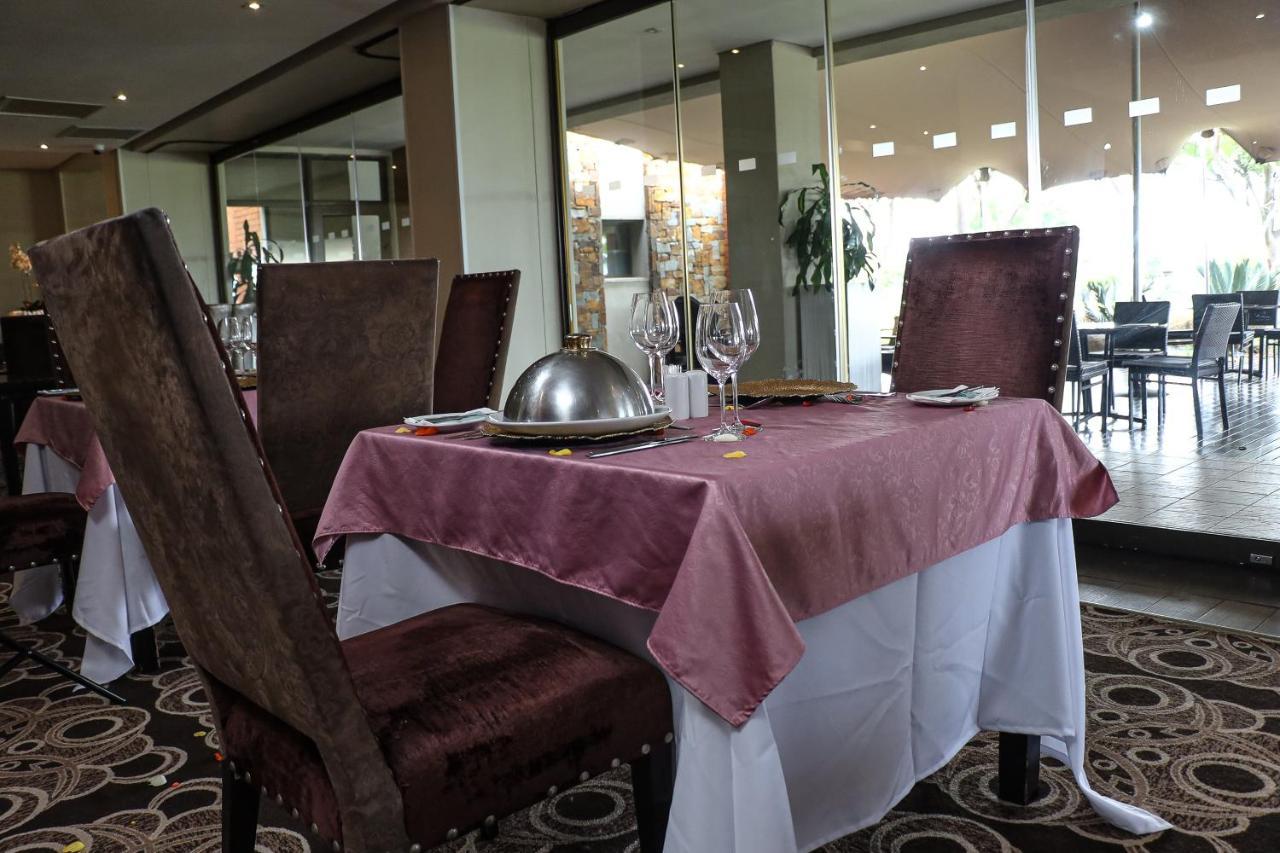 Royal Marang Hotel Phokeng Dış mekan fotoğraf A restaurant in the hotel